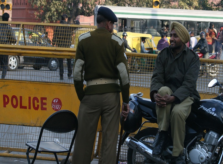 Sarkari Naukri: दिल्ली पुलिस में हजारों वैकेंसी, ऐसे करें अप्लाई