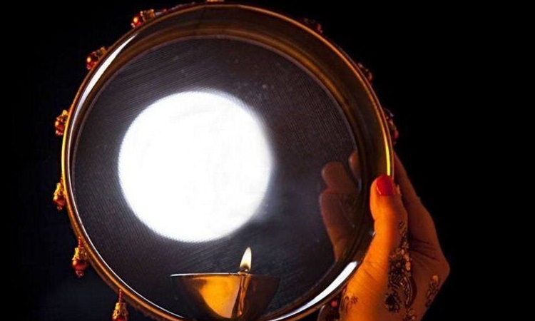 Karwa Chauth 2020: करवा चौथ के दिन ऐसे करें पूजा, जानिए संपूर्ण विधि-विधान